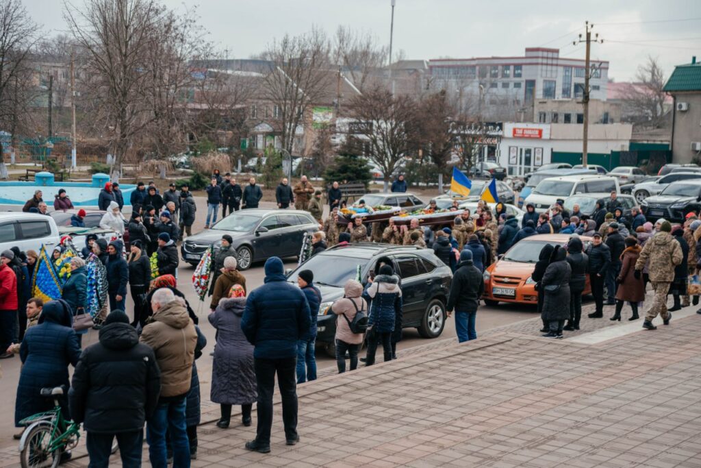 Кілометрова процесія людей та автівок: у Татарбунарах віддали останню шану двом Героям