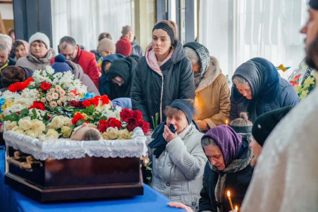 Кілометрова процесія людей та автівок: у Татарбунарах віддали останню шану двом Героям