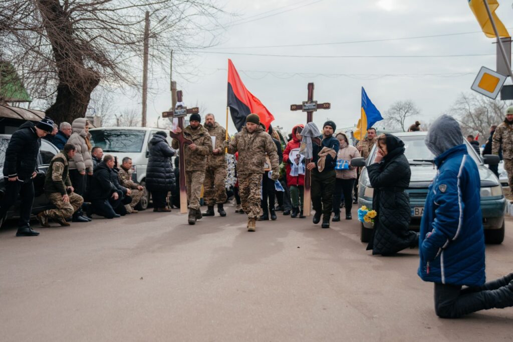 Кілометрова процесія людей та автівок: у Татарбунарах віддали останню шану двом Героям