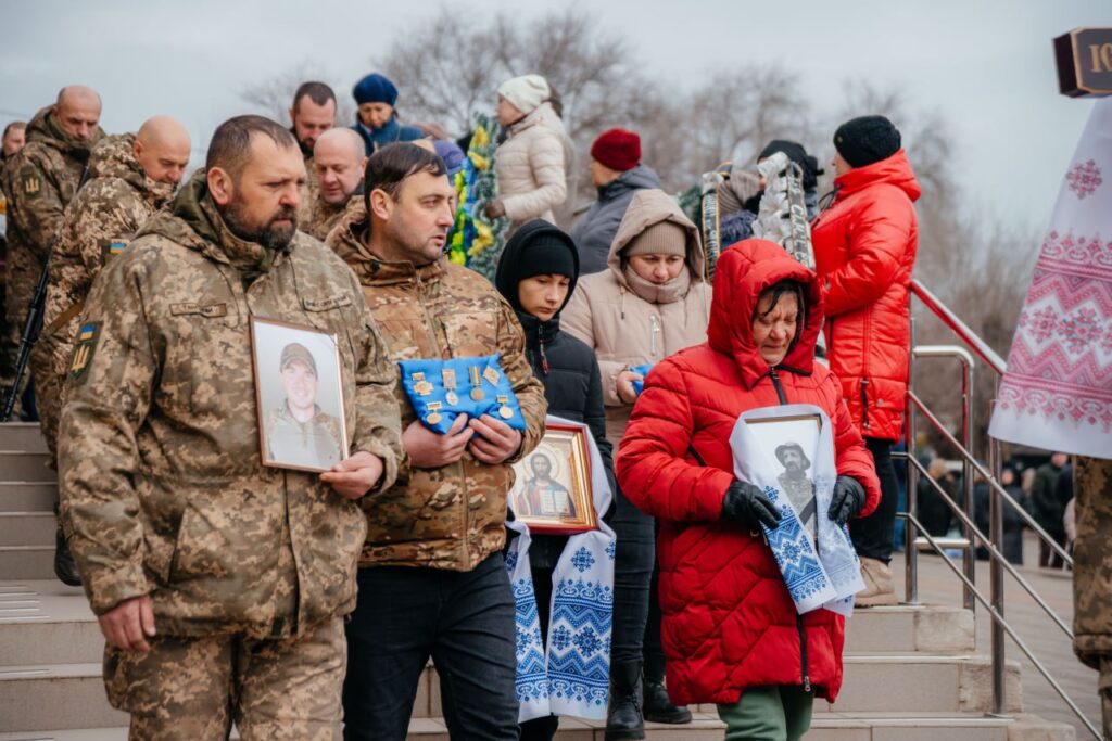 Кілометрова процесія людей та автівок: у Татарбунарах віддали останню шану двом Героям