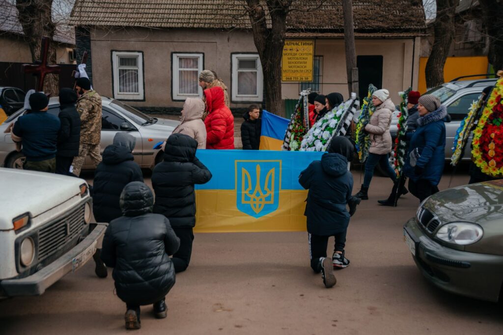 Кілометрова процесія людей та автівок: у Татарбунарах віддали останню шану двом Героям