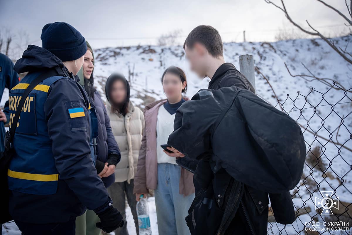 На Одещині четверо підлітків ввечері пішли до катакомб і заблукали: їх знайшли лише вранці