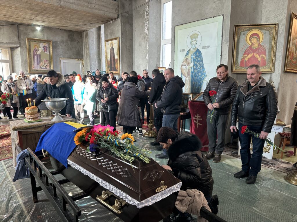 Сафьяновская община провела в последний путь 26-летнего Ивана Приходцева, который в июне прошлого года погиб в Донецкой области