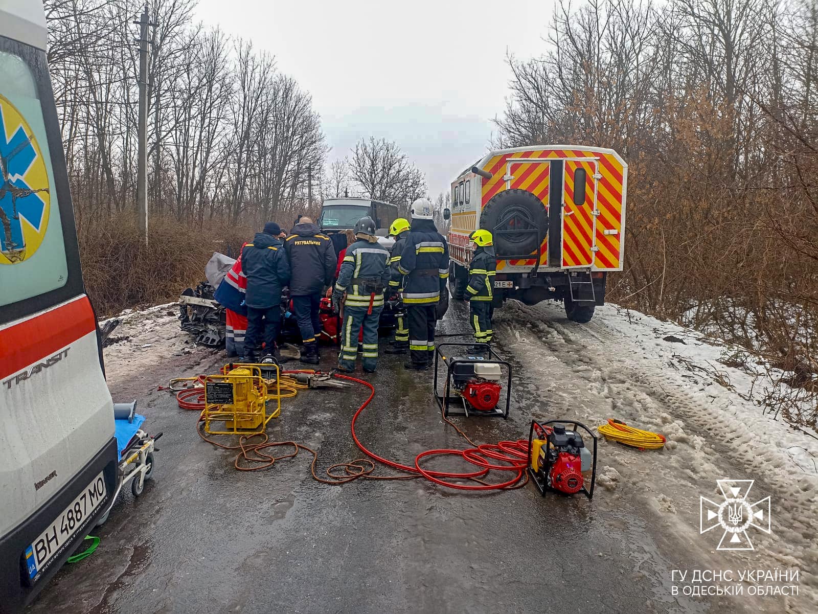 На Одещині через ДТП водія затисло у салоні понівеченого авто: знадобилась допомога рятувальників