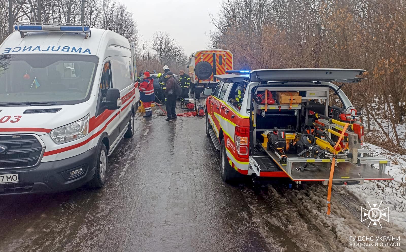 На Одещині через ДТП водія затисло у салоні понівеченого авто: знадобилась допомога рятувальників