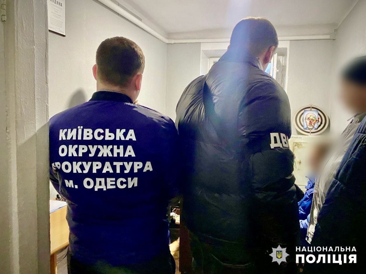 Здійснив крадіжку та «пхав» хабаря поліцейському: на Одещині затримали місцевого мешканця