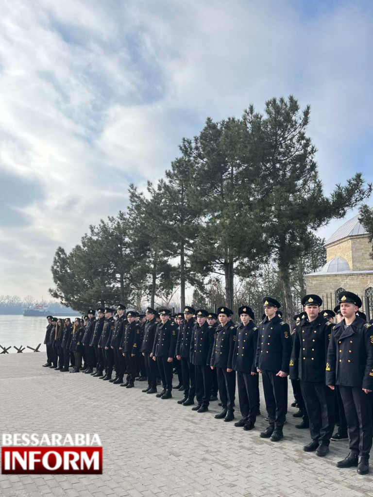 Близько двохсот ізмаїльських курсантів утворили живий "ланцюг єдності"