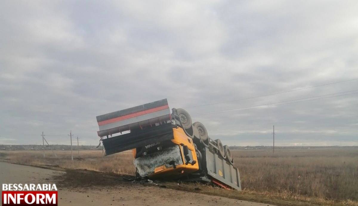 На трасі М-15 поблизу Татарбунар фура злетіла з дороги та перекинулася на дах