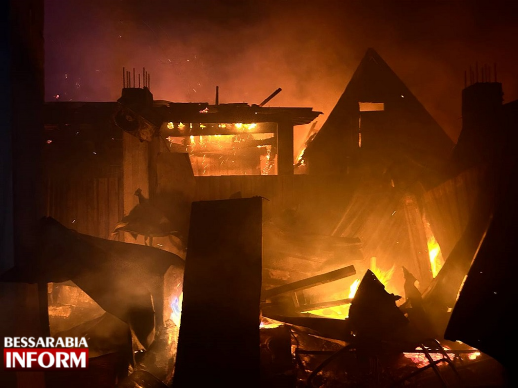 Масштабна пожежа у Затоці: три години вогнеборці приборкували полум'я, яке забрало життя чоловіка та поширилося на декілька будинків