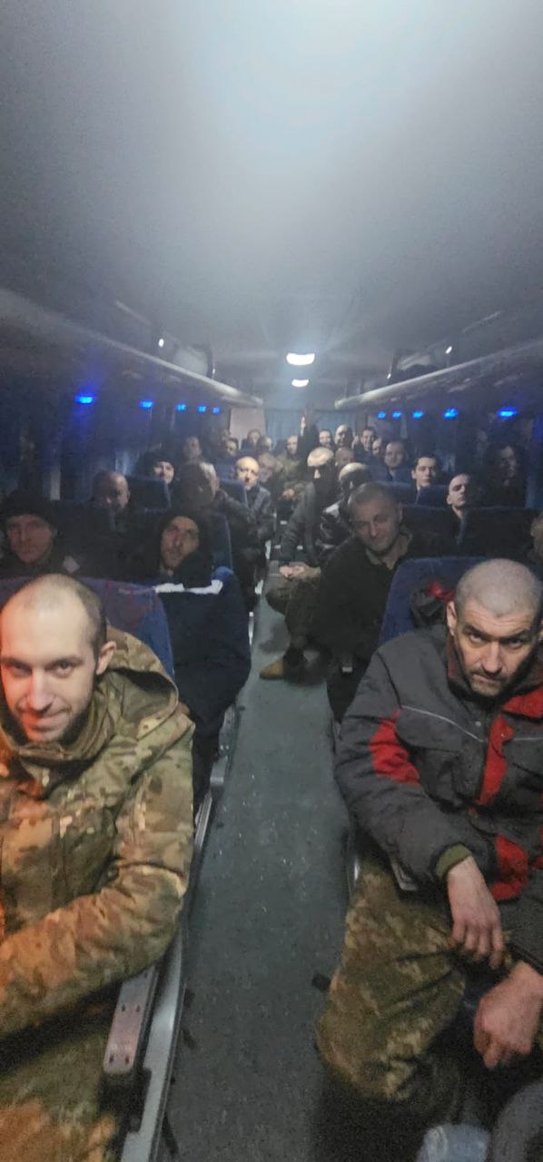 Відбувся найбільший за війну обмін полоненими: звільнено 230 українців та українок, серед них - захисники Зміїного