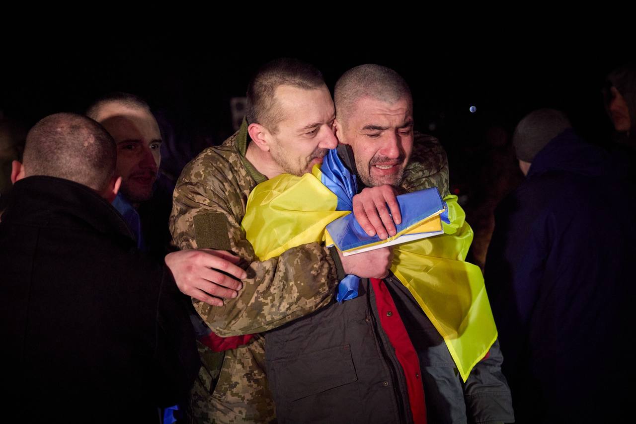 Відбувся найбільший за війну обмін полоненими: звільнено 230 українців та українок, серед них - захисники Зміїного