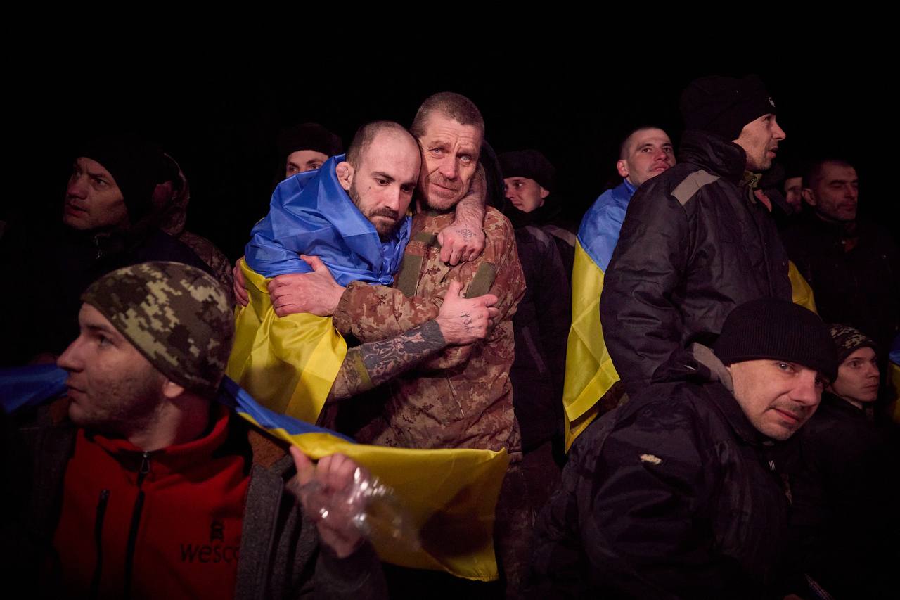 Состоялся самый большой за войну обмен пленными: освобождены 230 украинцев и украинок, среди них - защитники Змеиного.