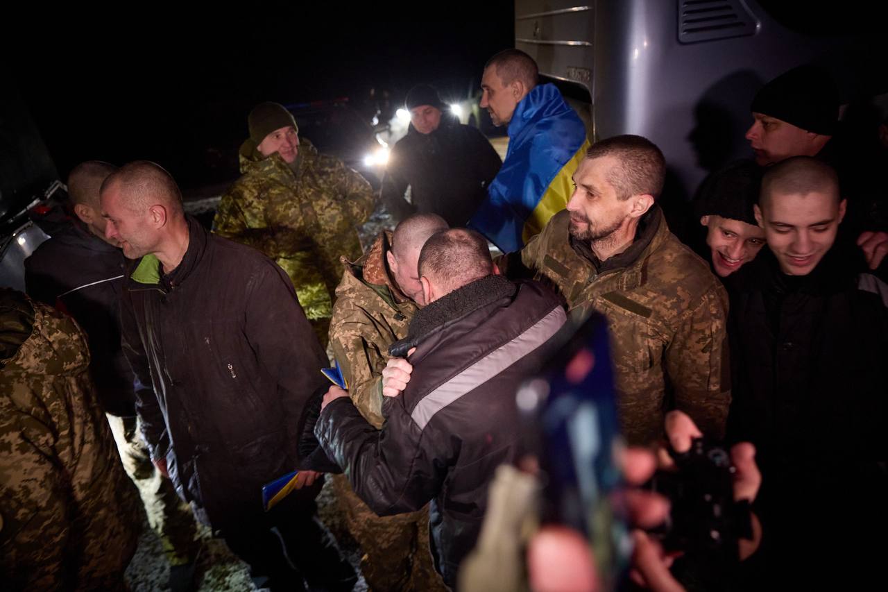 Состоялся самый большой за войну обмен пленными: освобождены 230 украинцев и украинок, среди них - защитники Змеиного.