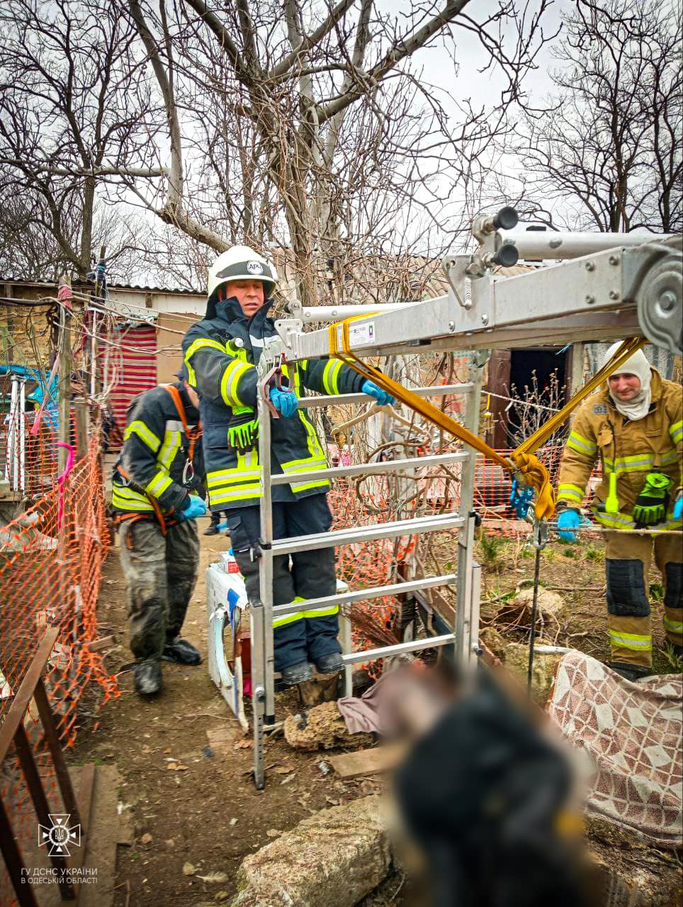 В Одеській області рятувальники дістали труп з колодязя