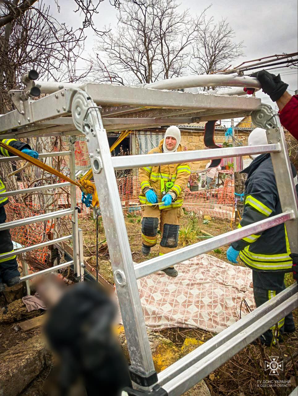 В Одесской области спасатели достали труп из колодца