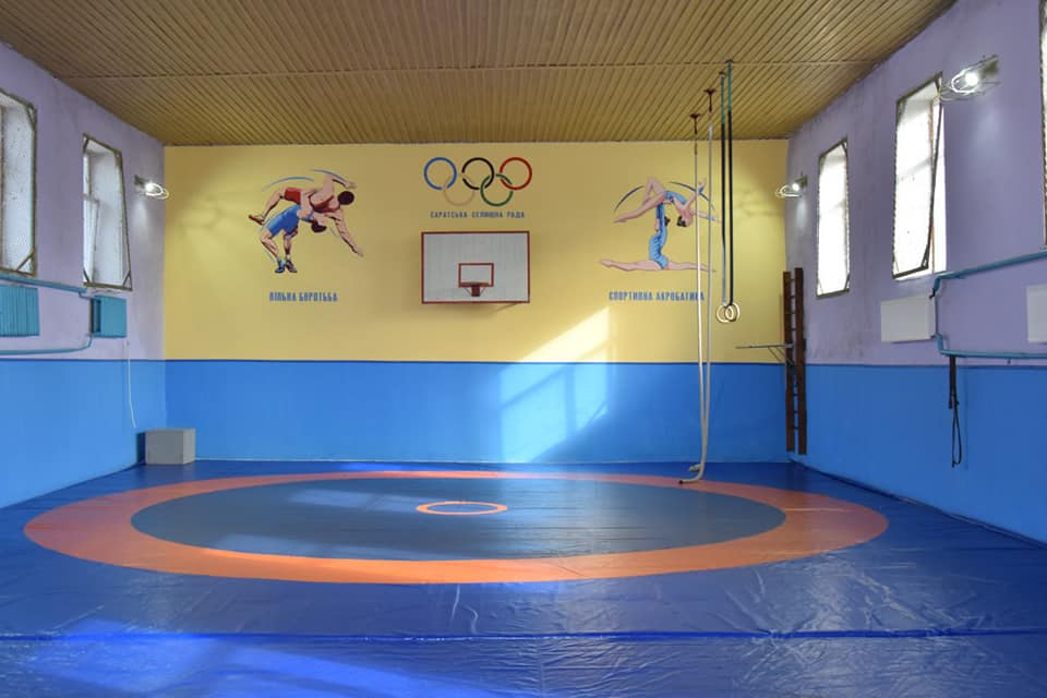 В Сарате в начальной школе ремонтировали спортивный зал и вычищали стадион