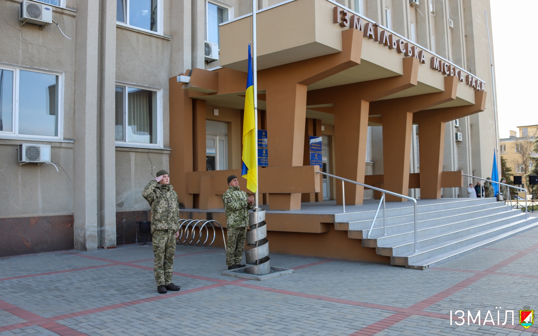 В Измаиле торжественно подняли флаг крымскотатарского народа
