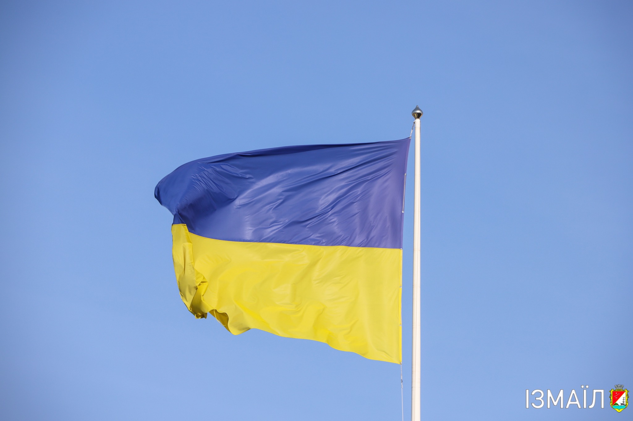 В Измаиле торжественно подняли флаг крымскотатарского народа