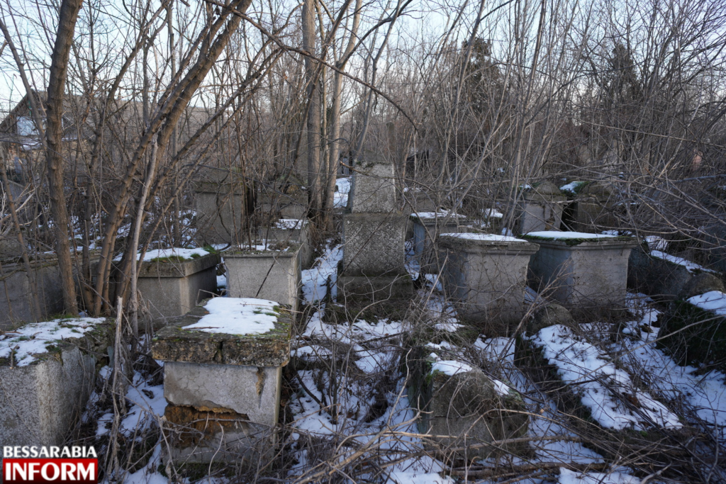 Заброшенные склепы и резные барельефы в зарослях: исчезающее и интересное наследие еврейского кладбища в Аккермане