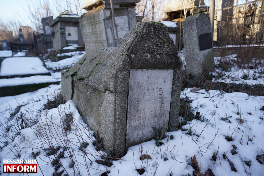 Заброшенные склепы и резные барельефы в зарослях: исчезающее и интересное наследие еврейского кладбища в Аккермане