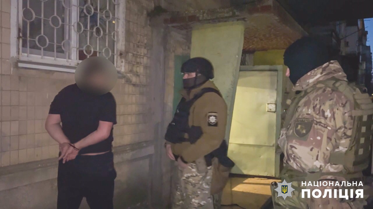 «На горячем» в Одессе задержали мужчину и женщину: гражданские супруги сбывали наркотики через телеграмм-канал