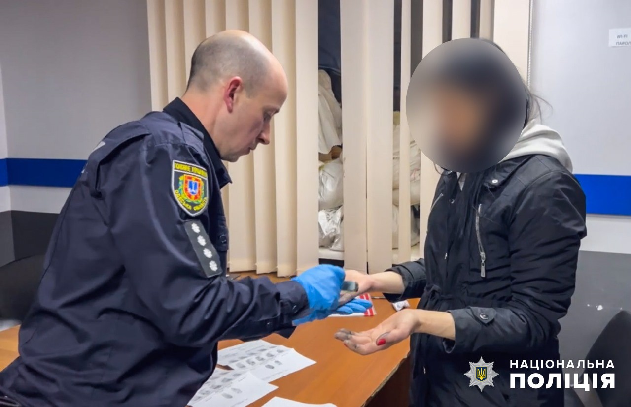 «На гарячому» в Одесі затримали чоловіка та жінку: цивільне подружжя збувало наркотики через телеграм-канал