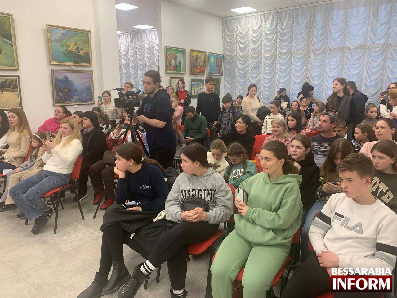 Вихованці Ізмаїльської художньої школи за один вечір створили та передали волонтерам десятки оберегів для військових