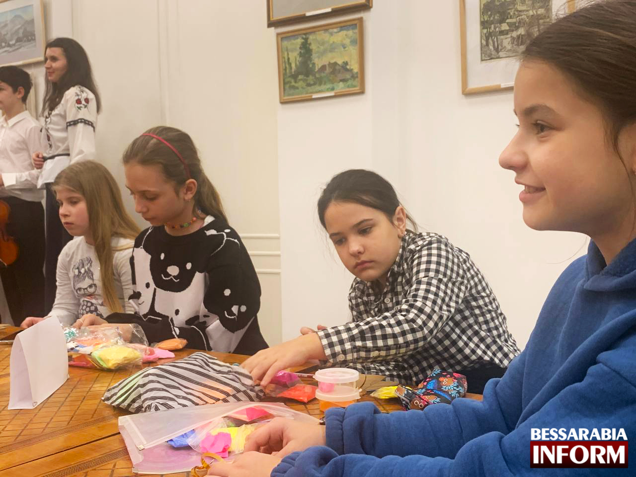 Вихованці Ізмаїльської художньої школи за один вечір створили та передали волонтерам десятки оберегів для військових