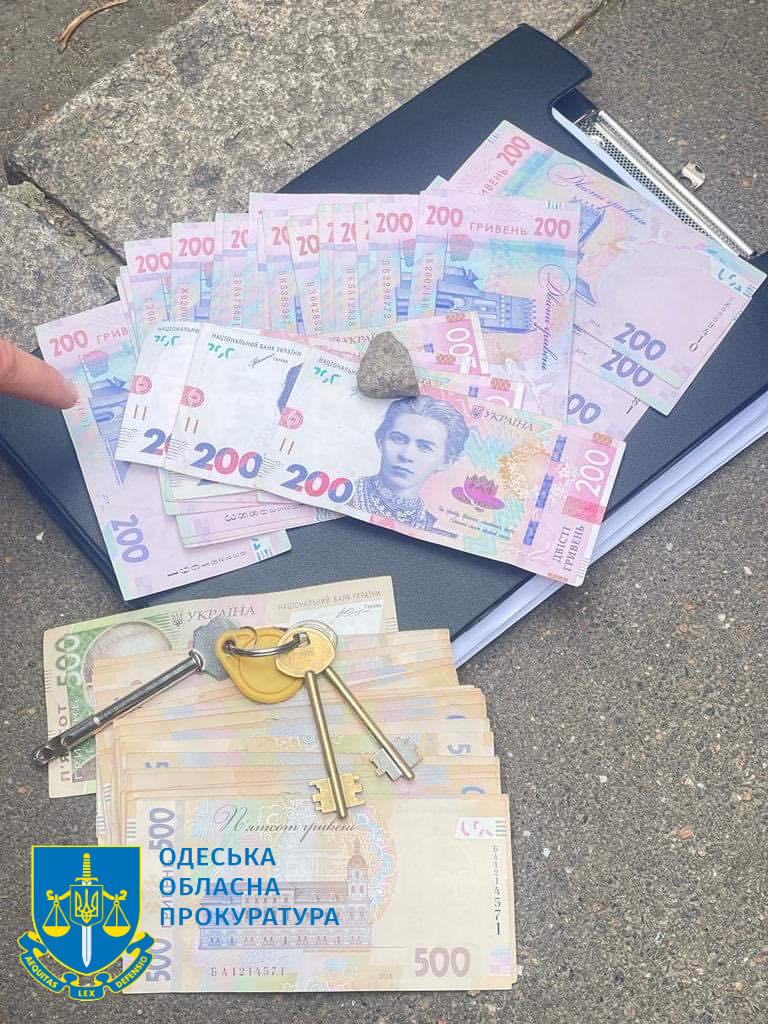 Требовали 25 тысяч гривен взятки за вымышленное правонарушение: в Одесской области будут судить двух патрульных
