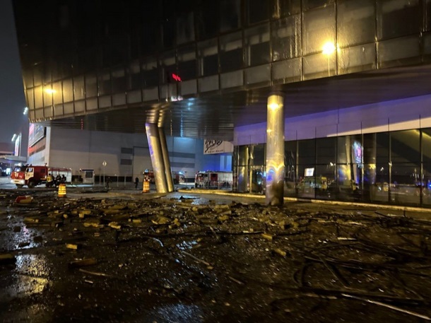 Теракт в подмосковном торговом центре: более ста погибших и задержаны боевики. Что известно