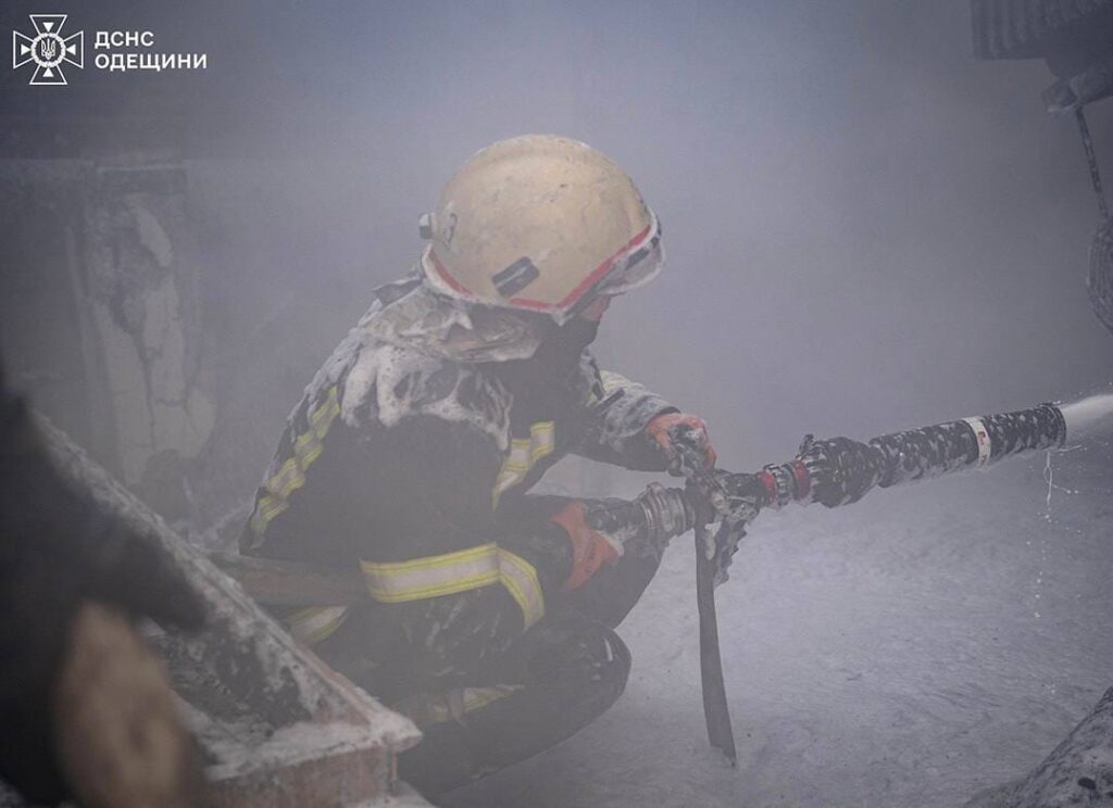 Гасити пожежу, яка виникла внаслідок ворожої атаки на Одещині, рятувальникам допомагав робот