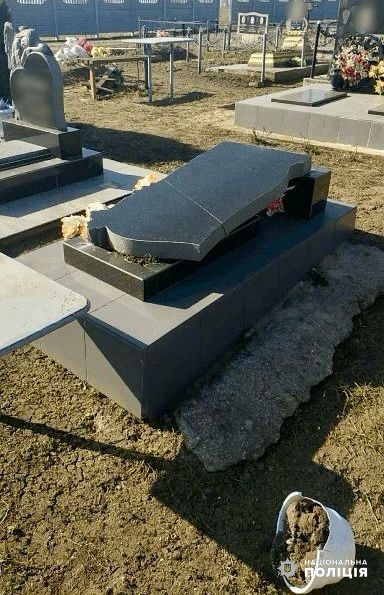 Ради развлечения после застолья отправился на кладбище: в Одесской области задержали вандала, который повредил 10 памятников