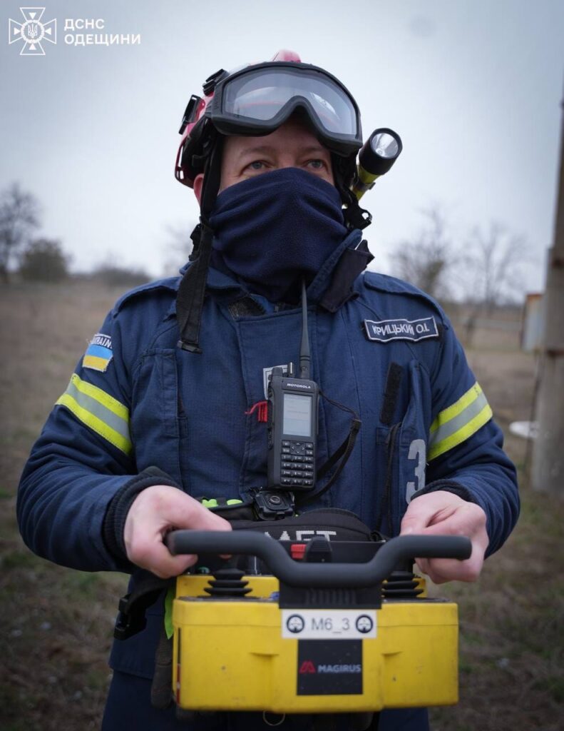 Гасити пожежу, яка виникла внаслідок ворожої атаки на Одещині, рятувальникам допомагав робот
