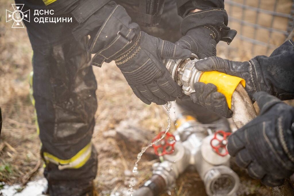 Тушить пожар, возникший вследствие вражеской атаки на Одесщине, спасателям помогал робот