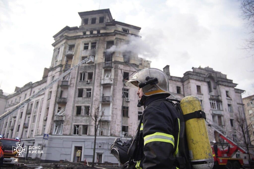 Після довготривалої перерви ворог атакував Київ 31 ракетою: є постраждалі та пошкодження
