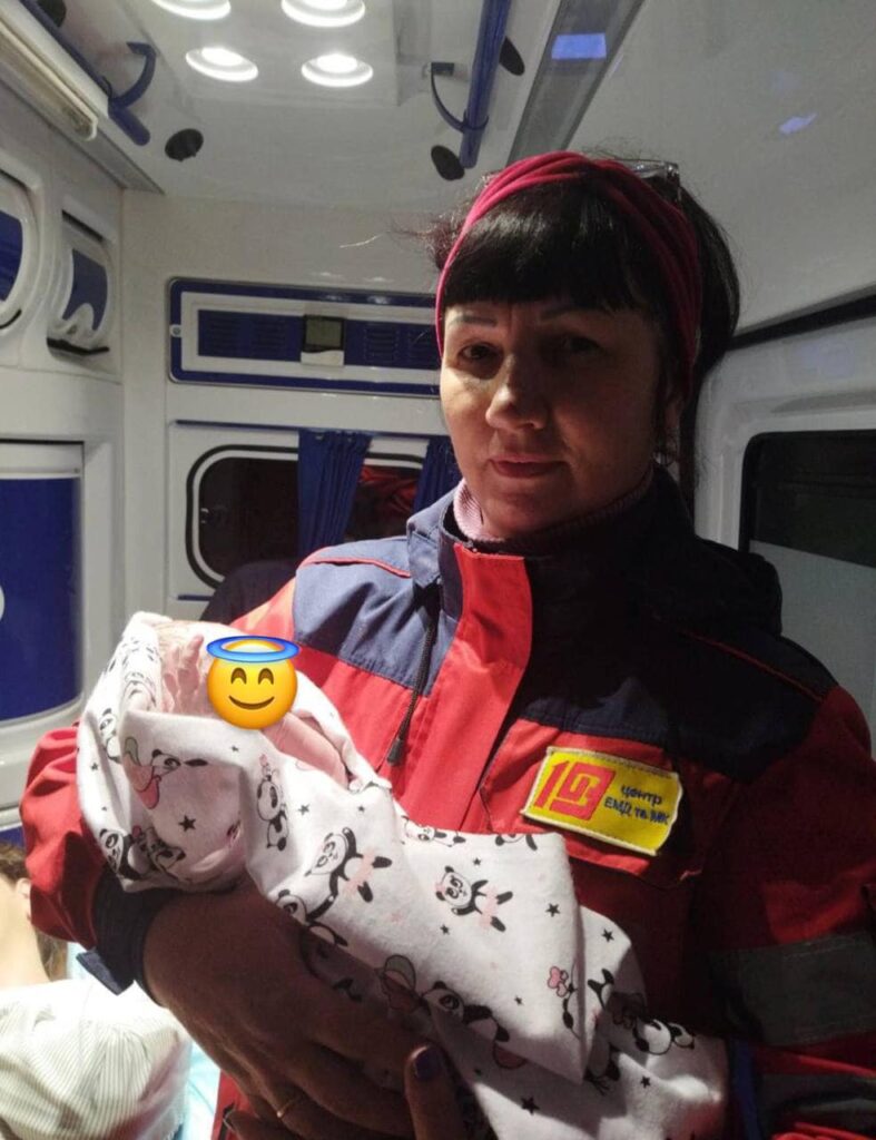 По дороге в больницу: медики "скорой" помогли появиться на свет маленькой жительнице Тарутиного