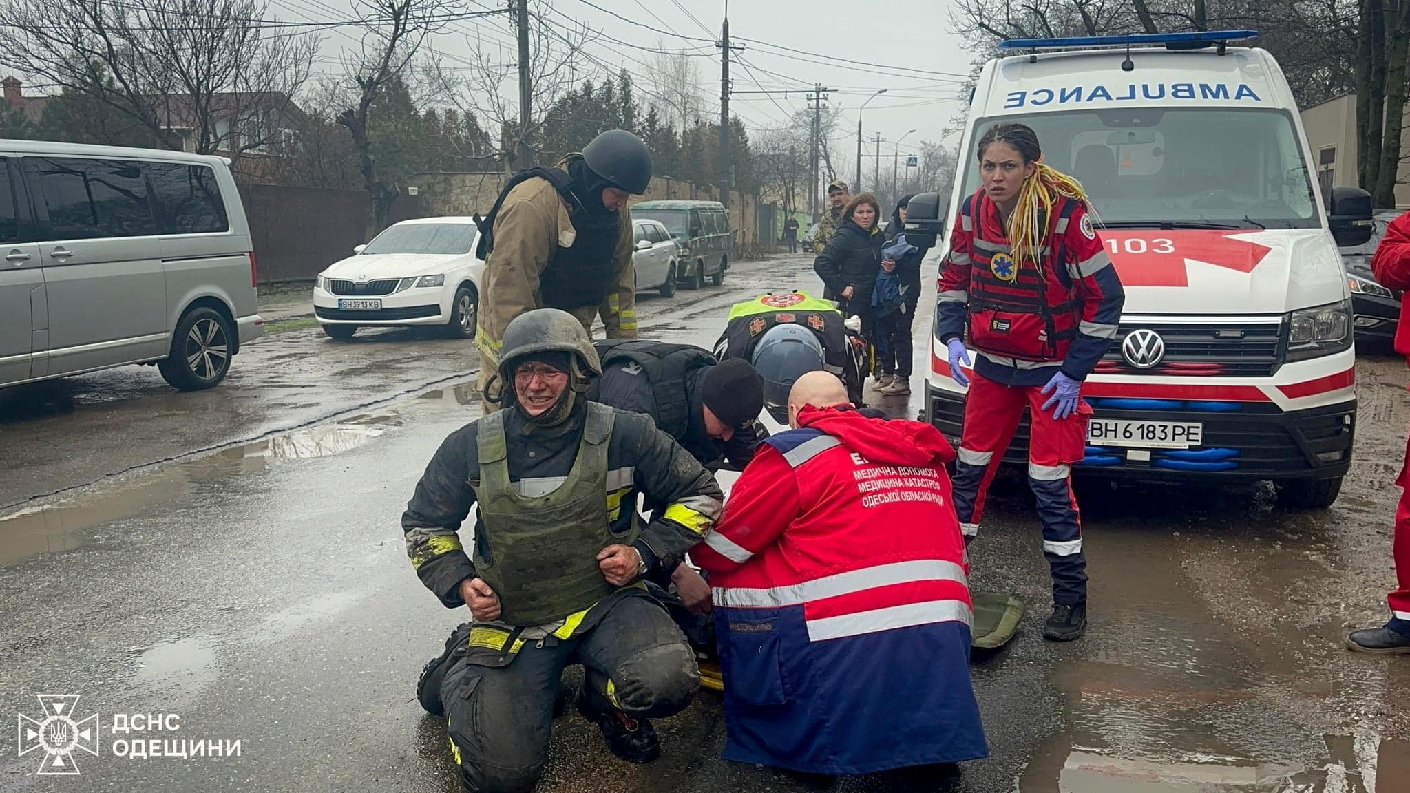 Багато руйнувань та поранених: в Одесі триває ліквідація наслідків ракетного удару ─ ДСНС