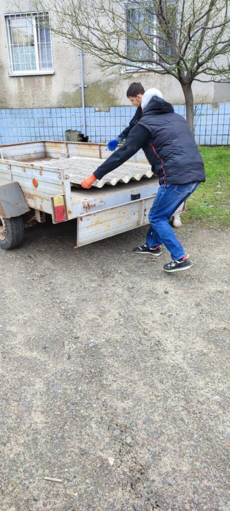 У Білгороді-Дністровському відновлюють покрівлі багатоповерхівок, які пошкодила негода