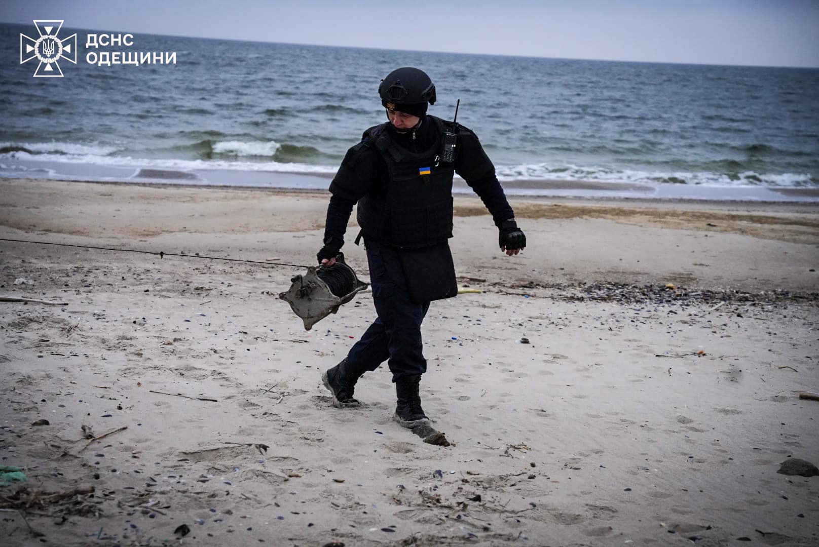 Піротехніки ДСНС знищили міну на узбережжі Чорного моря (фото)