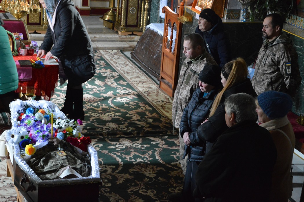 Килийцы приклонили колено перед погибшим солдатом Денисом Ногаем - фоторепортаж