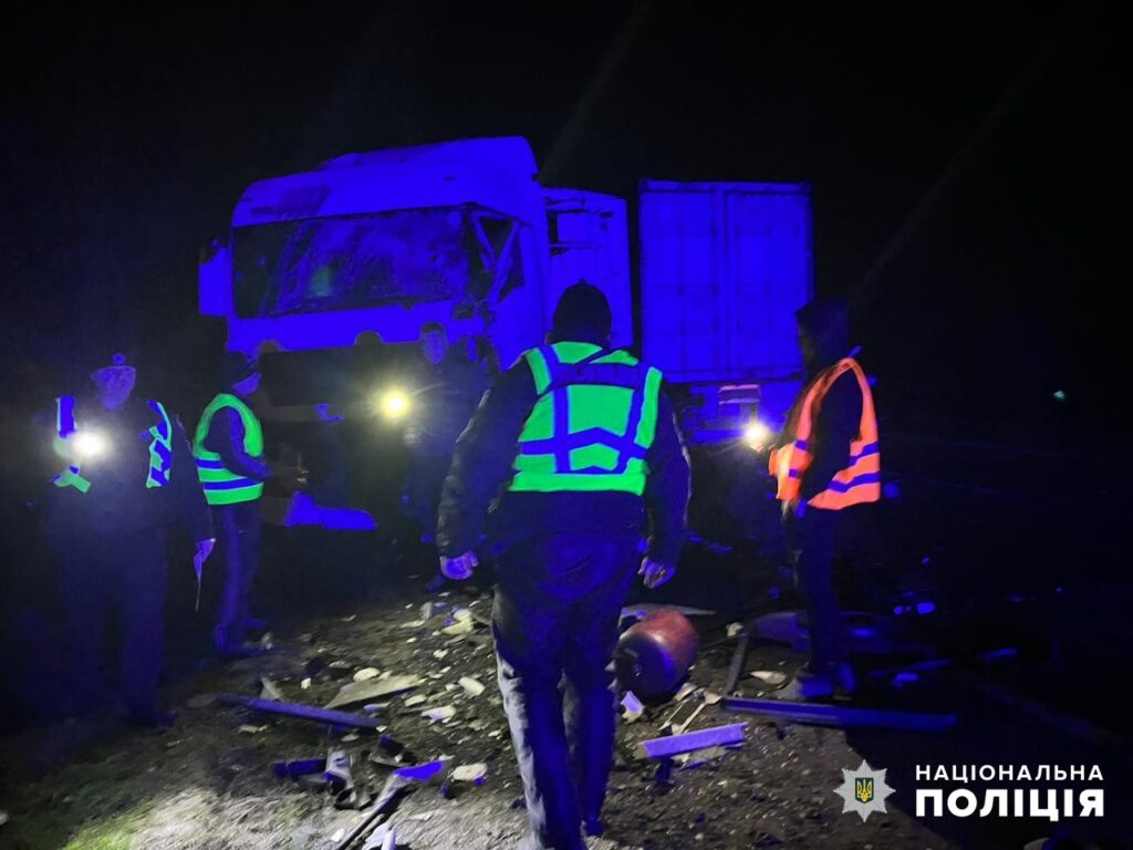 На трассе Одесса-Рени возле Татарбунар из-за столкновения трех грузовиков частично перекрыли движение