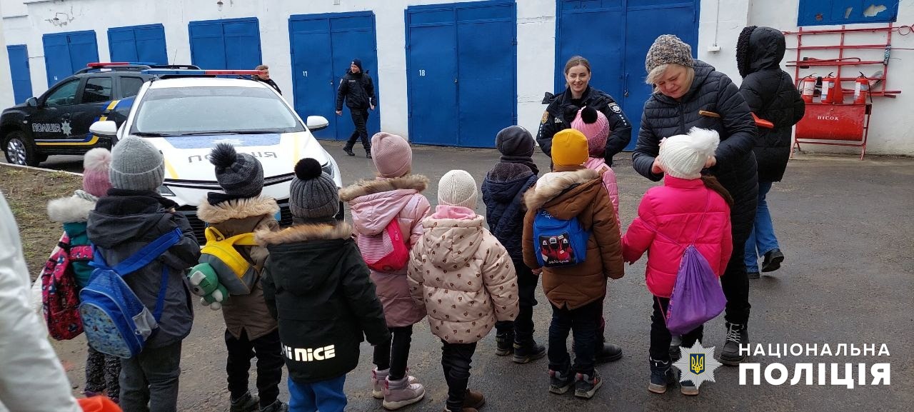 Маленькие жители Аккермана во время тревоги оказались в убежище вместе с полицейскими
