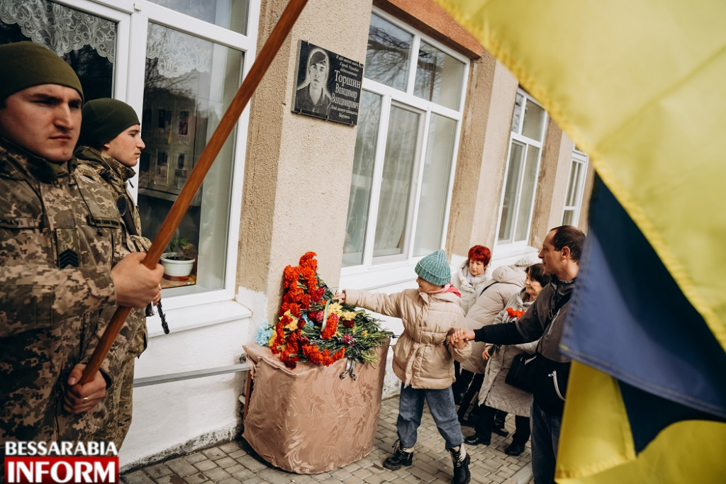 "Он был, как солнышко: положительный, улыбающийся и вежливый": в Аккермане открыли мемориальную доску Герою Украины Владимиру Торшину