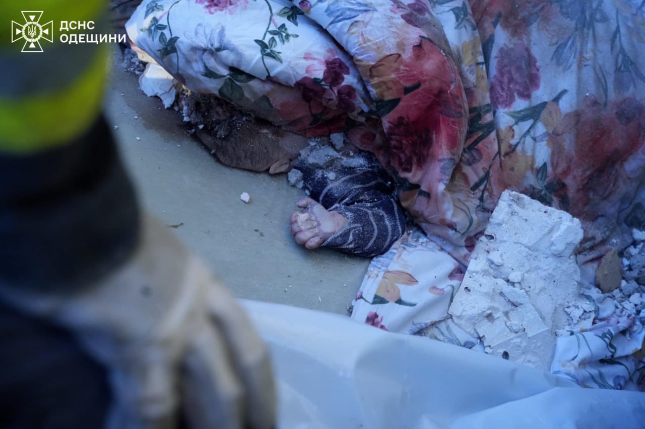 Кількість жертв в Одесі внаслідок дронової атаки збільшилась - поряд з мамою знайшли тіло немовляти