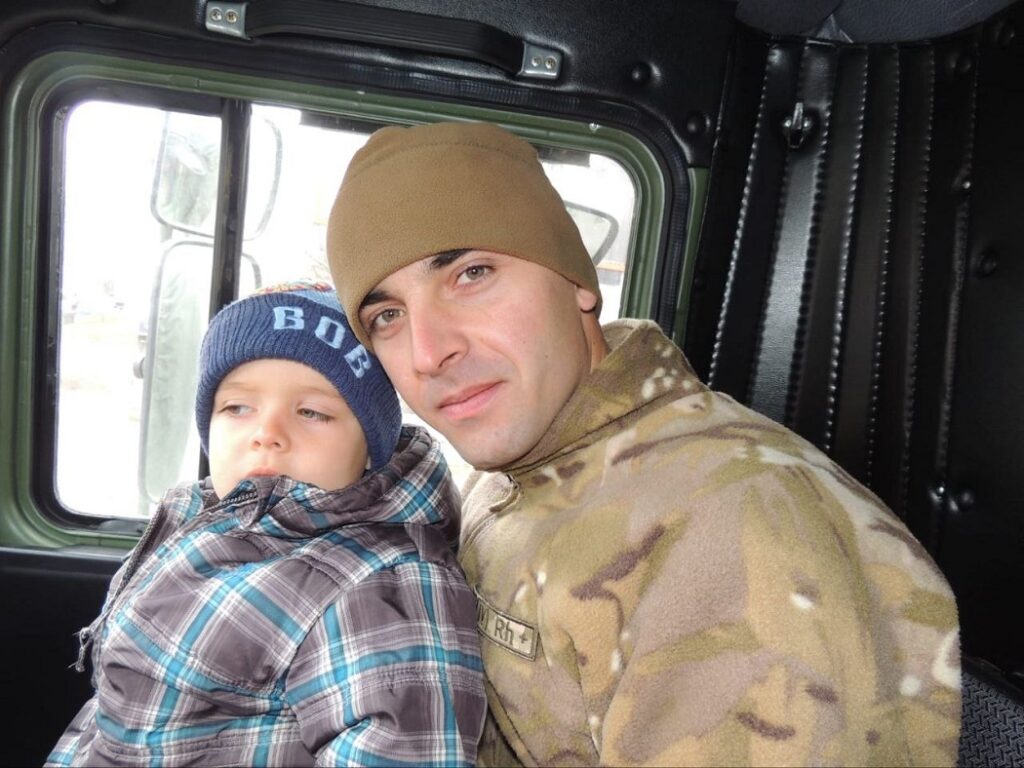 Ждет Победы, чтобы найти могилу сына в Мариуполе: исповедь отца Героя Украины из Аккермана, получившего посмертную награду из рук президента