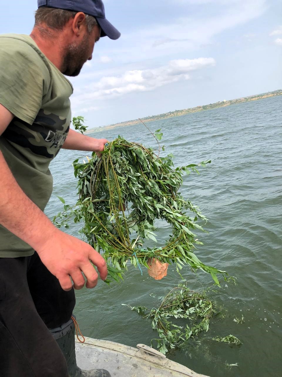 На озере Кагул установили искусственные нерестовые гнезда