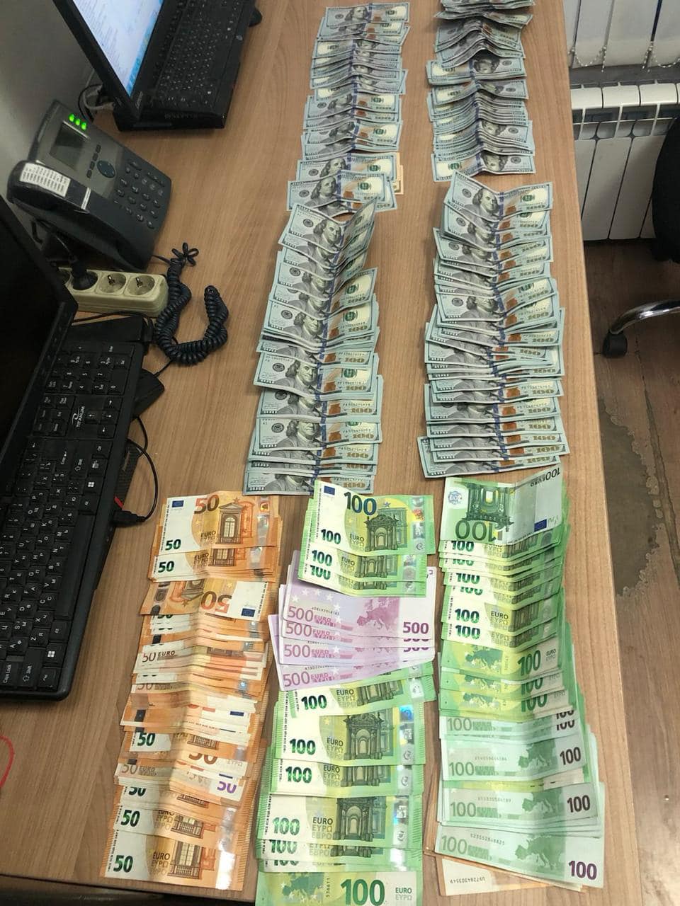 На півдні Одещини митники присікли незаконний вивіз валюти на суму понад 3,8 мільйони гривень