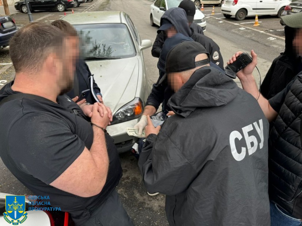 Допомагав п’яним водіям уникнути відповідальності: на Одещині "на гарячому" викрили інспектора патрульної поліції