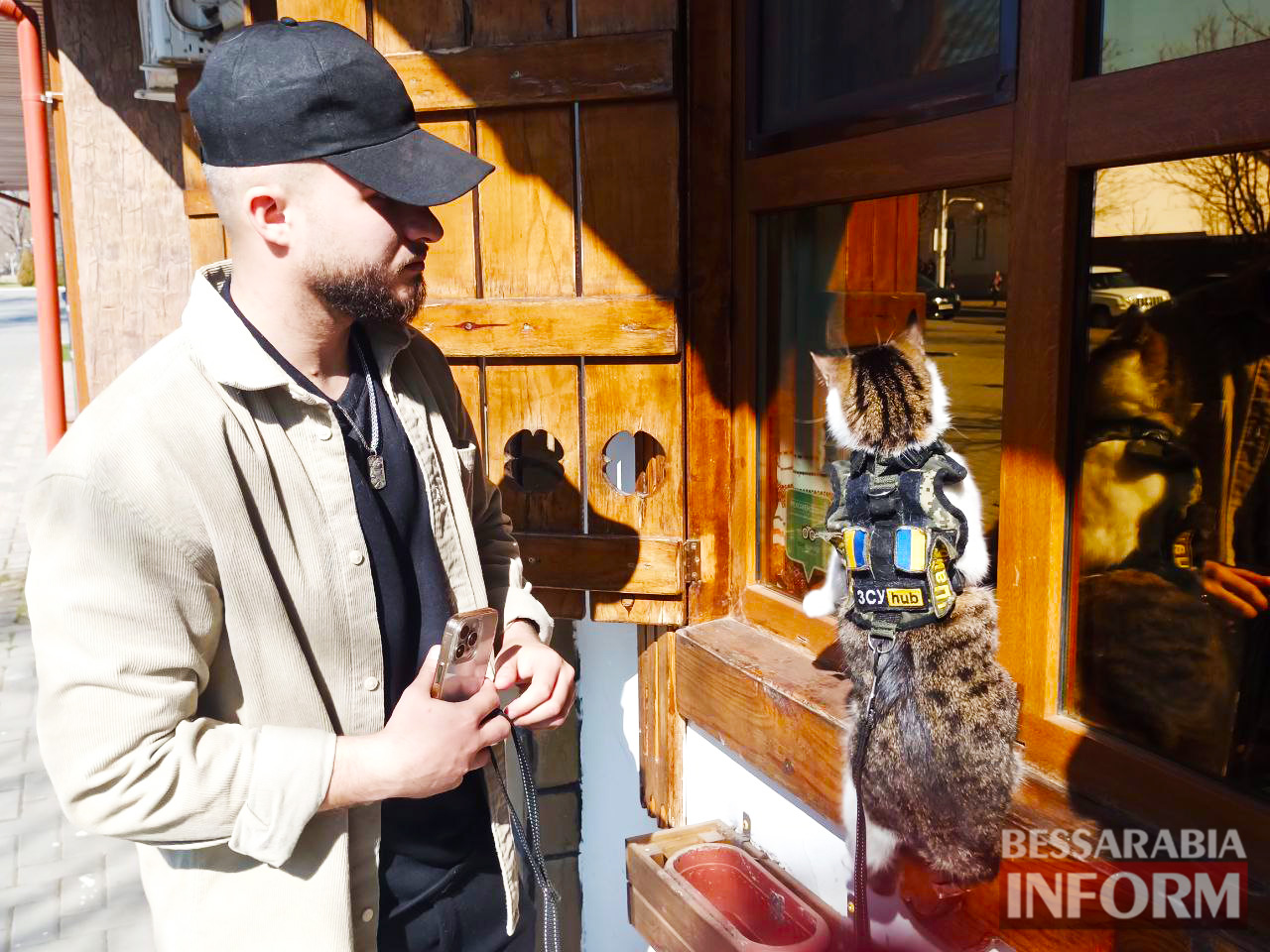 Любимцы миллионов: Александр Ляшук и кот-звезда Шайба посетили интервью с "Бессарабией INFORM" в Измаил, где вырос военный