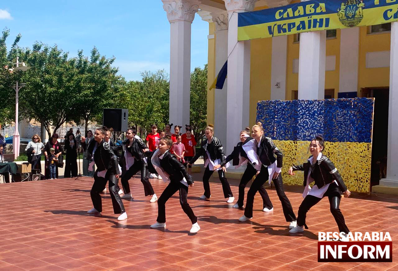 Співали, купували, плели сітки та донатили: в Ізмаїлі відбувся благодійний ярмарок